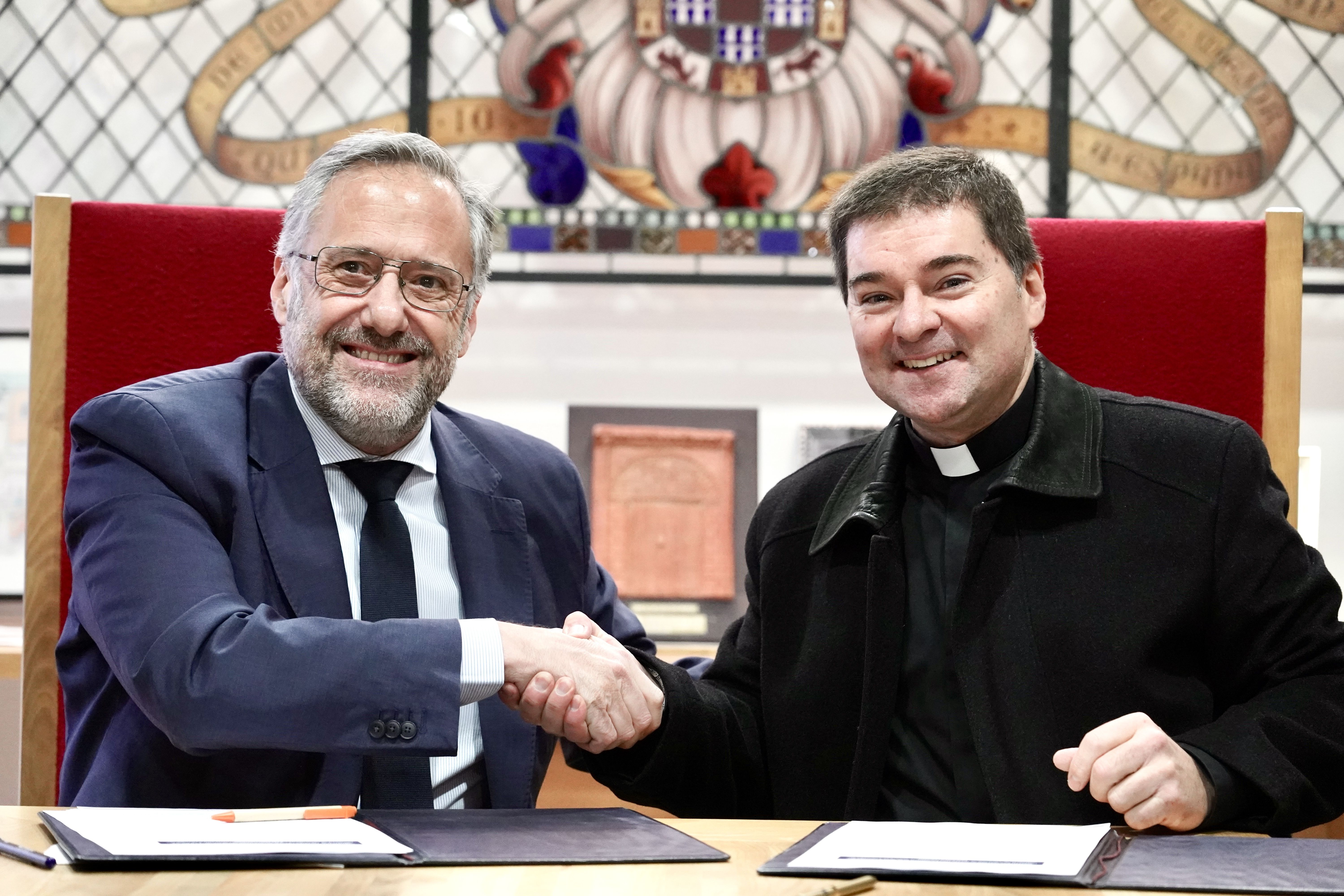 El presidente de las Cortes de Castilla y León, Carlos Pollán, y el abad de San Isidoro, Luis García, firman el acuerdo. | CAMPILLO (ICAL)