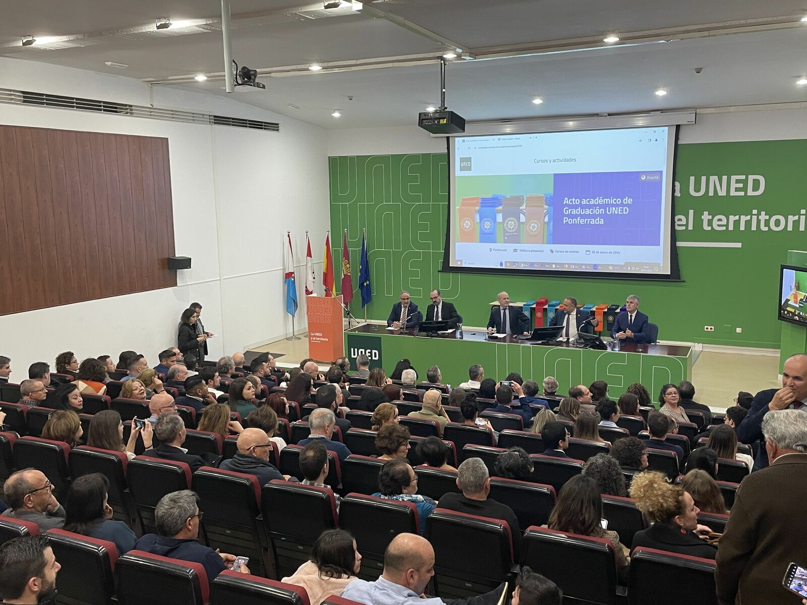 Acto de graduación en el salón de actos de la Uned de Ponferrada. | Javier Fernández