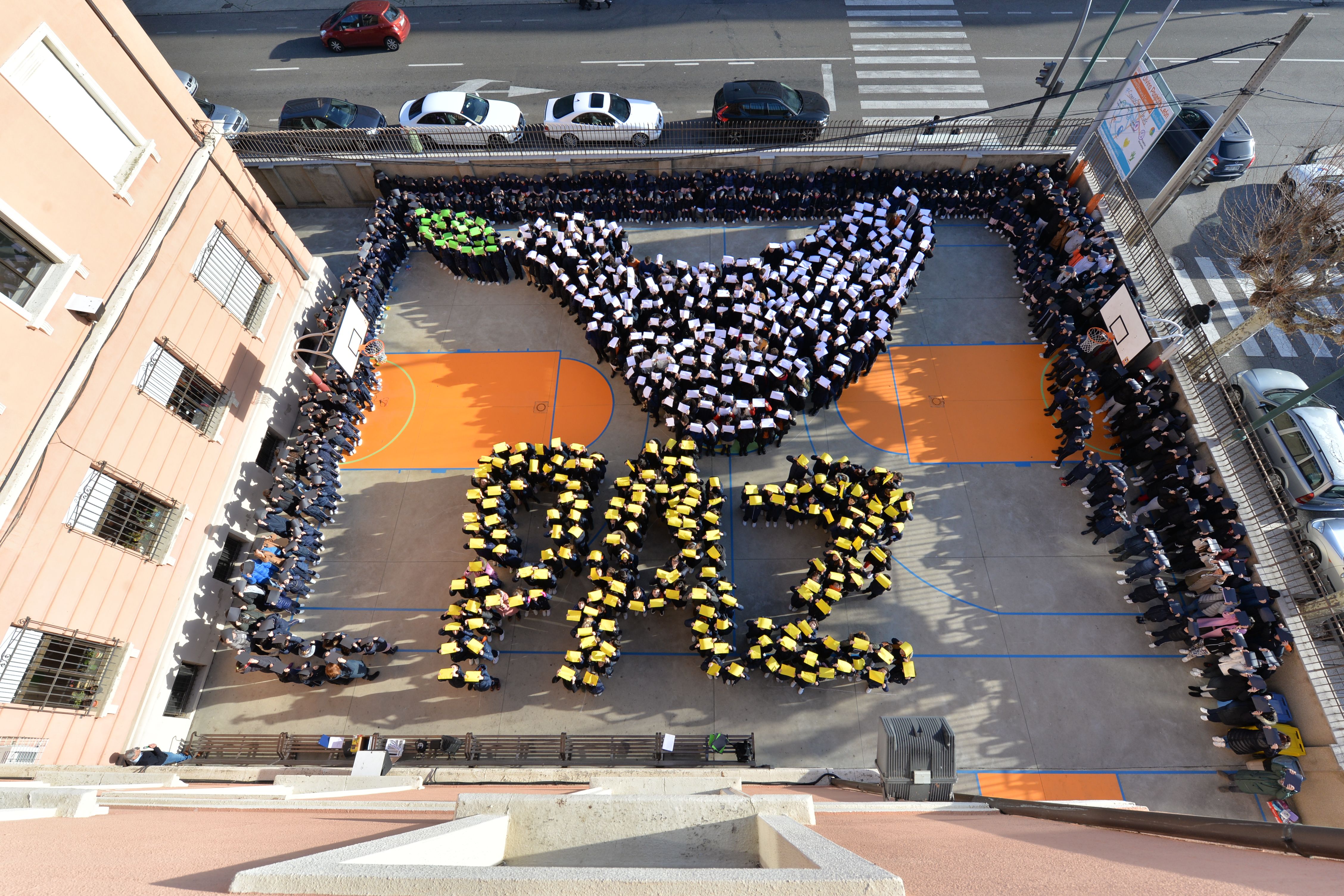 Actuación por la paz en el patio del colegio Divina Pastora. | L.N.C.