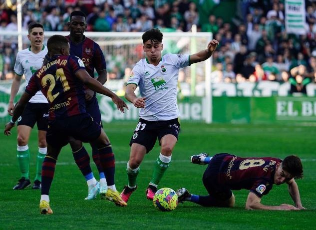 Yeray Cabanzón esta temporada en un partido con el Racing en Segunda División | RACING CLUB