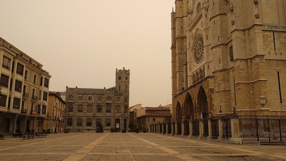 Imagen de archivo de un episodio de calima en la ciudad de León. | L.N.C.