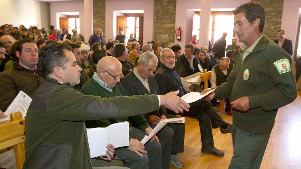 Subasta pública de diez permisos de caza de ciervo, cinco de corzo y cuatro de lobo en la reserva de la Sierra de la Culebra, en Villardeciervos (Zamora). | ICAL