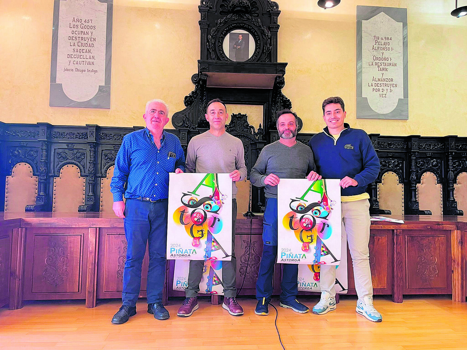 Isaac y Pedrín junto al cartel de la Piñata 2024 de Astorga. | L.N.C.