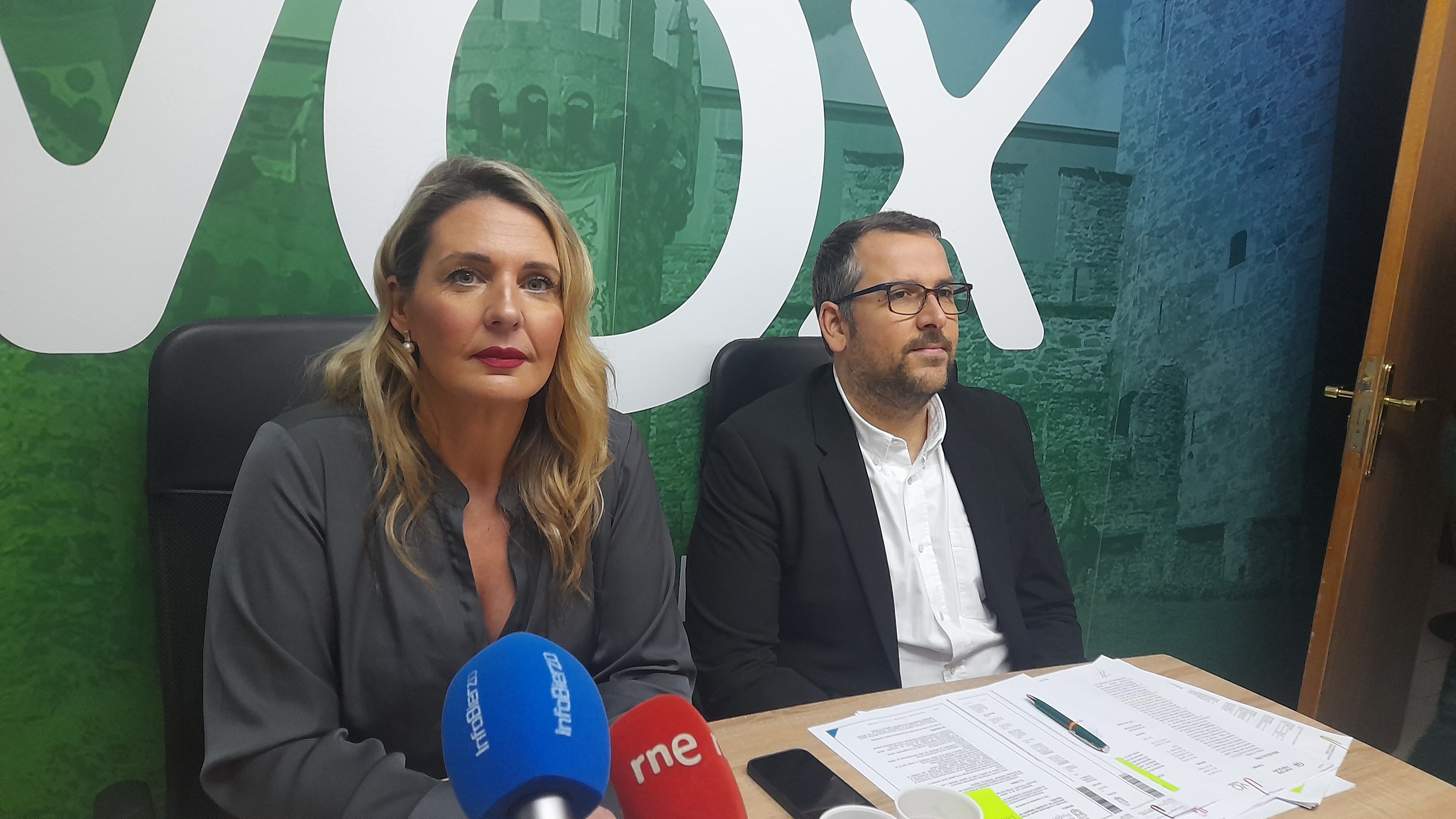 Los ediles de Vox en rueda de prensa. | MAR IGLESIAS