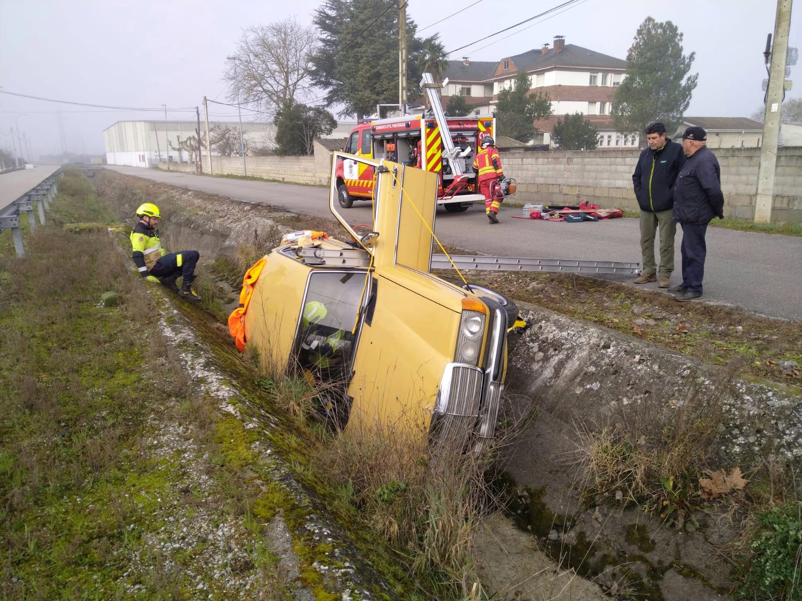 El coche se precipitó al canal. | BOMBEROS PONFERRADA