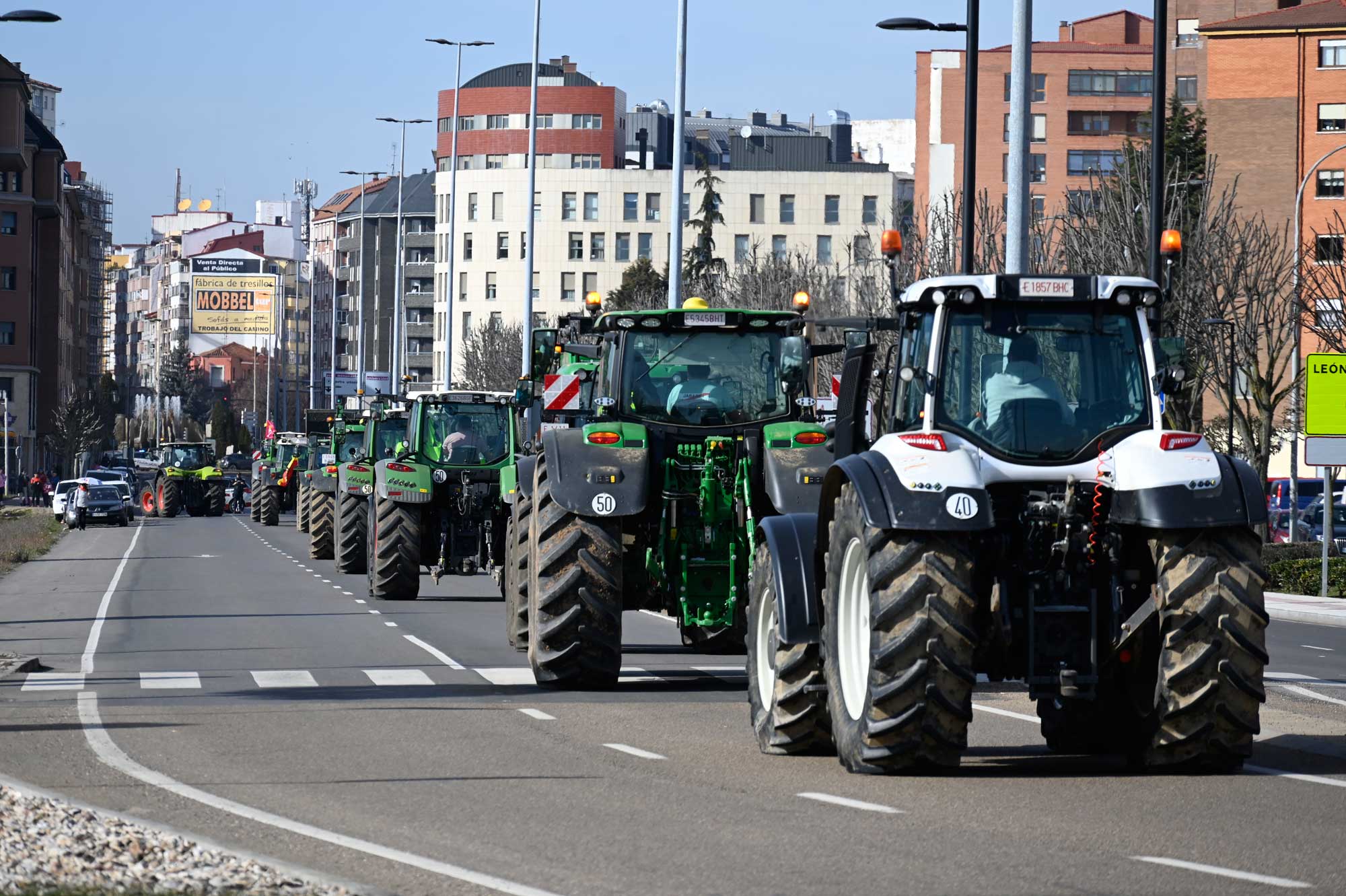 Los tractores circulando por León en una de las movilizaciones de estos días. | SAÚL ARÉN