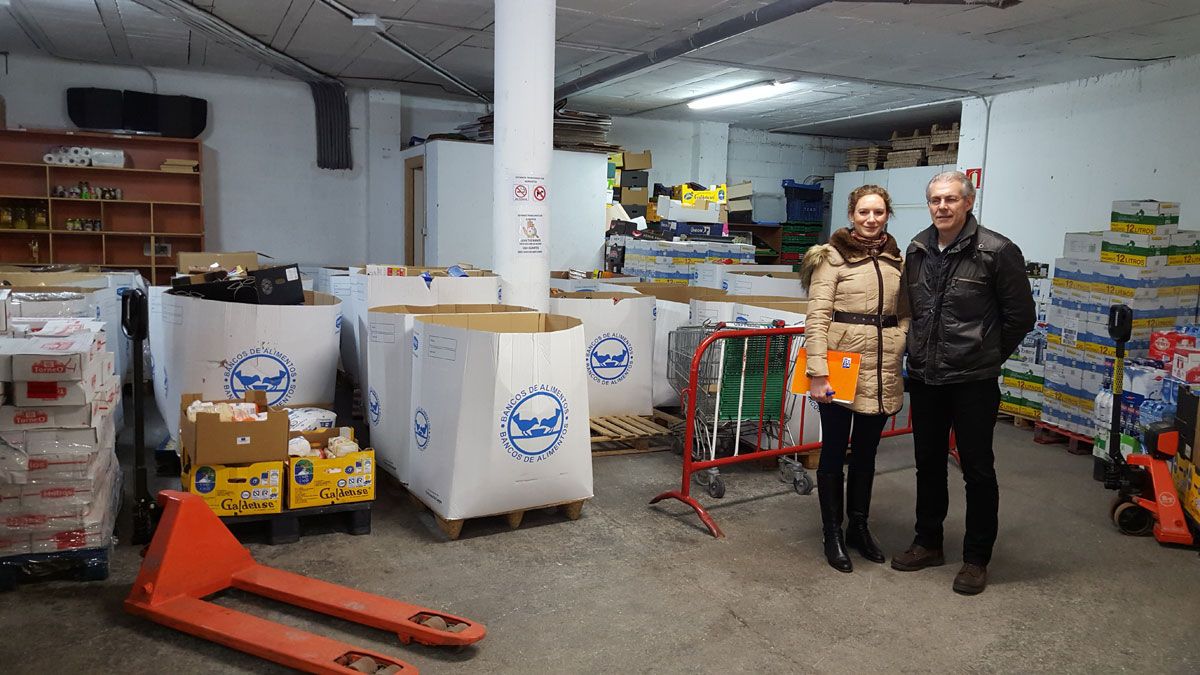 Ruth Santín y Manuel Rey visitaron los almacenes del BAS. | L.N.C.