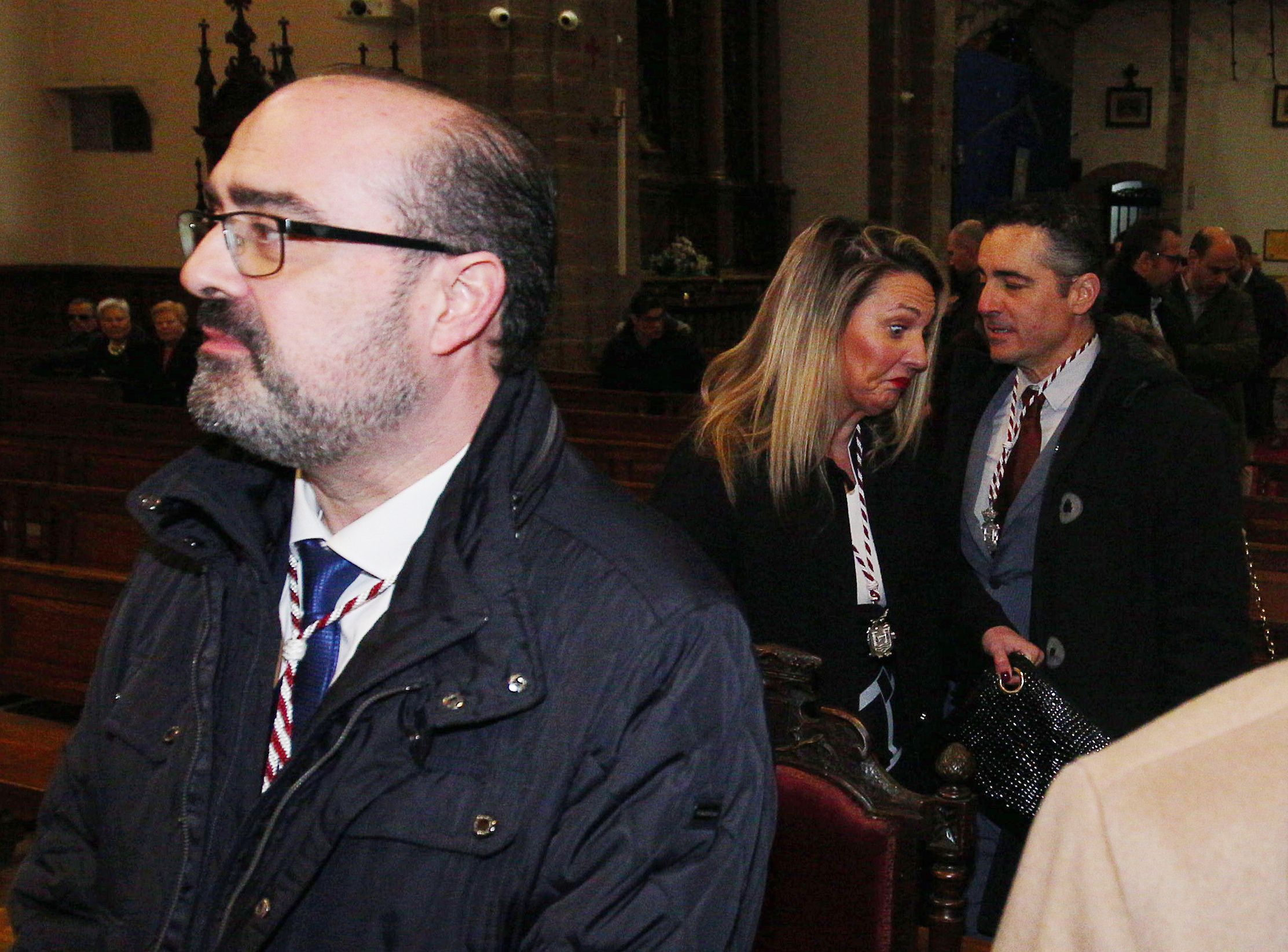 El regidor con la portavoz de Vox a sus espaldas tras dar por roto el pacto entre ambos en la celebración de Las Candelas. | ICAL