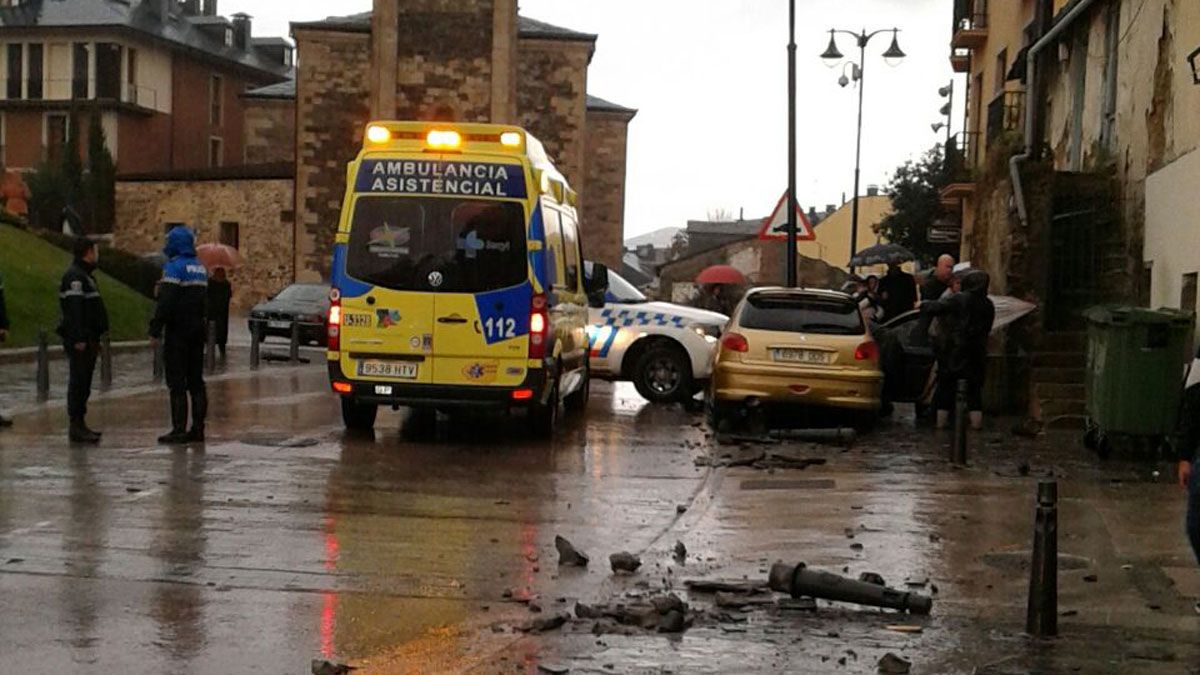 Una mujer resultó herida este sábado al empotrar su vehículo contra una farola en la avenida del Castillo. | RAUL C. BIERZOTV