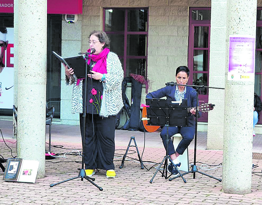 Mercedes G. Rojo y Esther Lanzón en un recital llevado a cabo en la localidad de Riaño. | L.N.C.