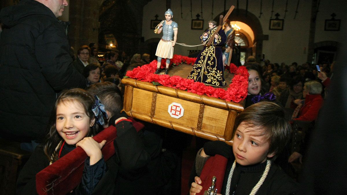 La procesión infantil se celebró este sábado en el interior de la basílica de La Encina. | CÉSAR SÁNCHEZ (ICAL)