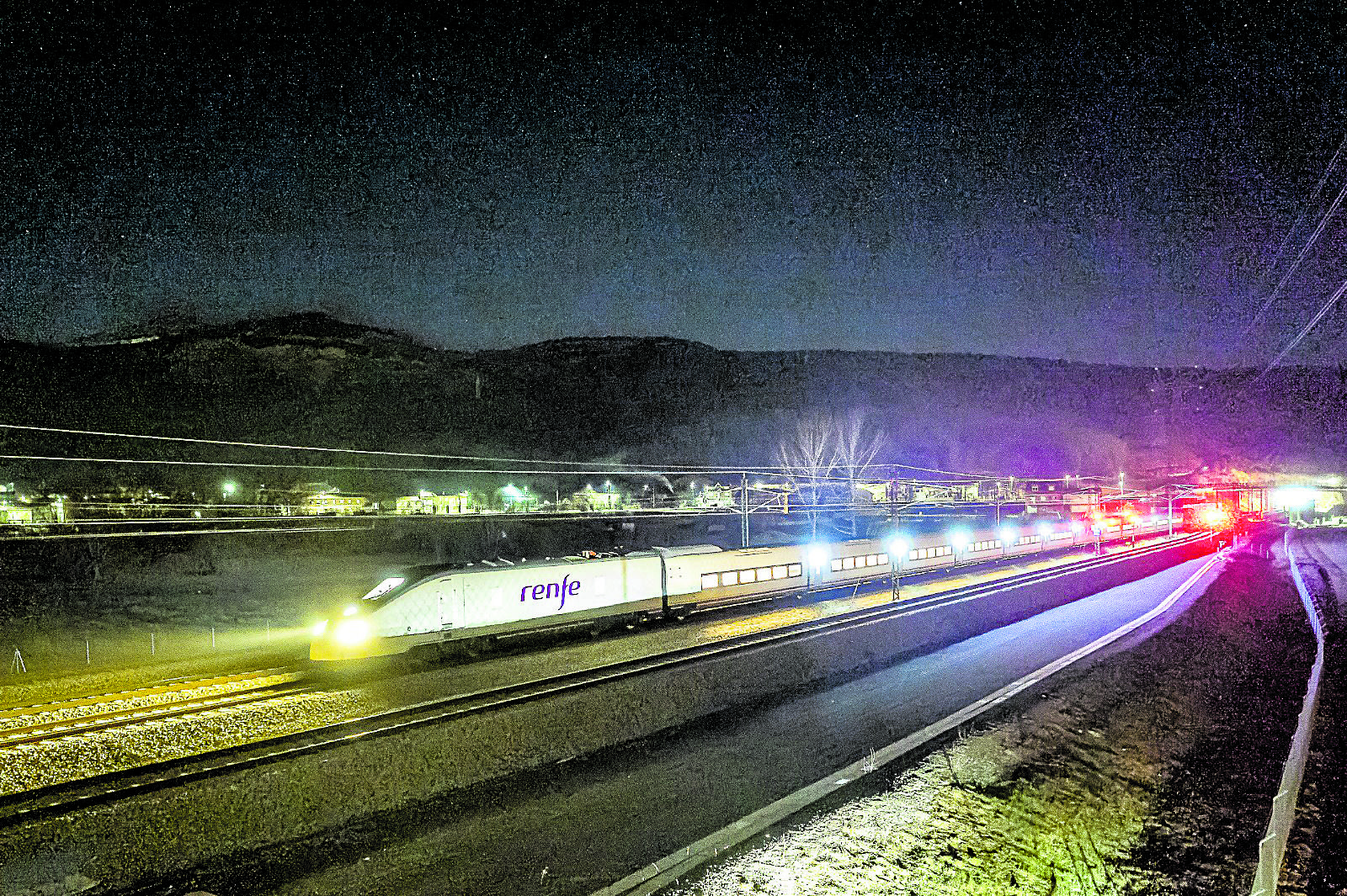 Pruebas nocturnas de un tren S106 en el tramo entre Asturias y León. | L.N.C.