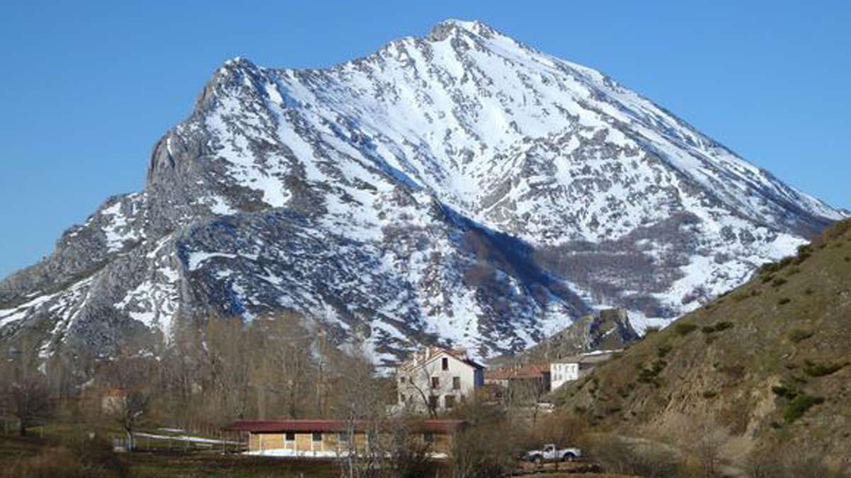 El pico La Polinosa, en Maraña, lugar donde fue accidentado este sábado un montañero de 51 años que tuvo que ser rescatado.