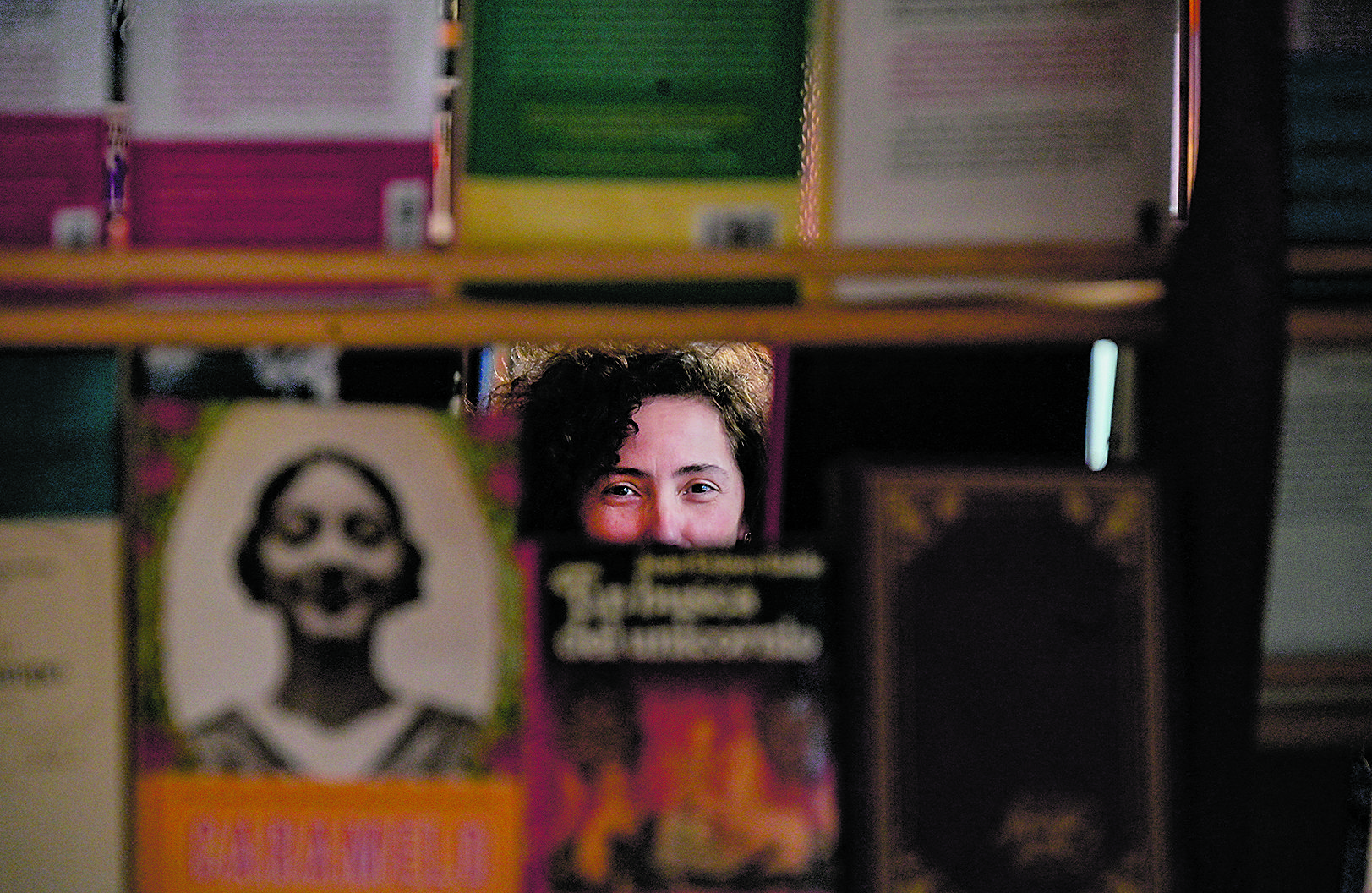 Berta Fernández es la dueña de la ‘librería mutante’ Tula Varona, que abrió sus puertas en 2020, sólo unos días antes del comienzo de la pandemia. | MAURICIO PEÑA