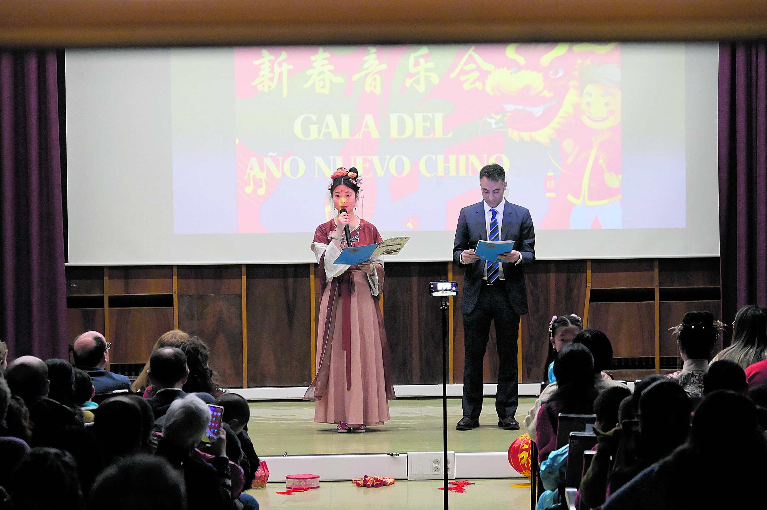 El salón de actos del Confucio acogió la gala por la celebración del Año Nuevo Chino, del Dragón. | MAURICIO PEÑA