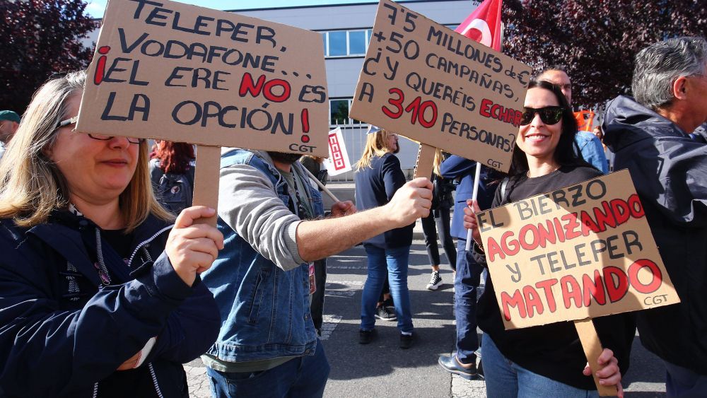 Una de las concentraciones frente a la sede de Teleperformance en Ponferrada. | César Sánchez (Ical)