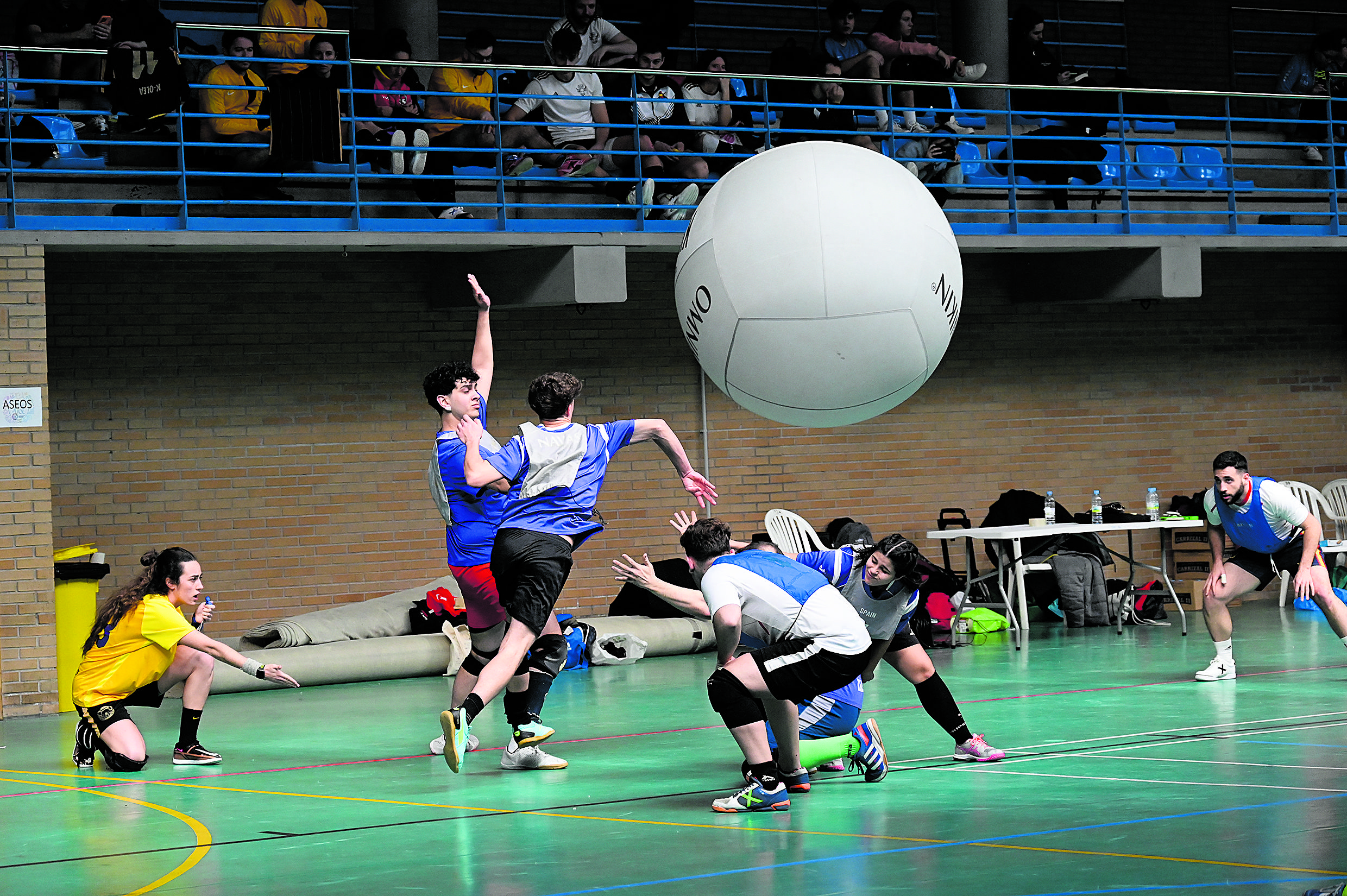 Momento de uno de los partidos de Kin Ball, un deporte que se estrena en León con esta competición. | SAÚL ARÉN