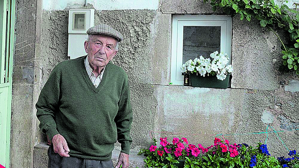 Vicente delante de la cantina que durante muchos años regentó en La Uña, testigo de tantas historias que su dueño contaba con retranca. | MAURICIO PEÑA 