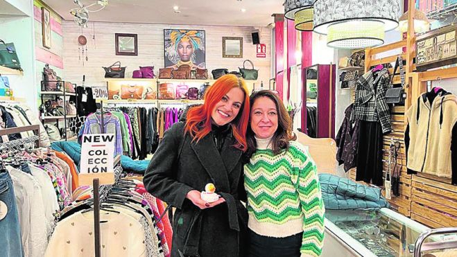 Sara García Alonso con la encargada de la tienda Cascanueces en León.