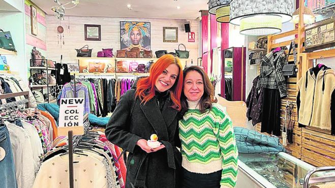 Sara García Alonso con la encargada de la tienda Cascanueces en León. Sara García Alonso con la encargada de la tienda Cascanueces en León.