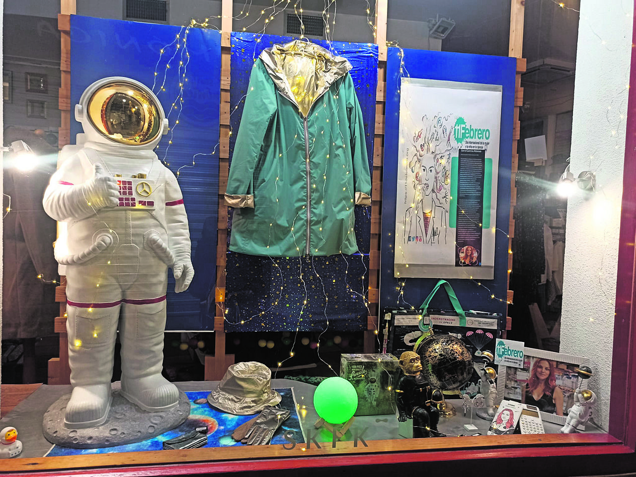 El traje de astronauta y otros objetos "propios" del oficio en el escaparate dedicado a la leonesa Sara García Alonso en la tienda de Cascanueces.