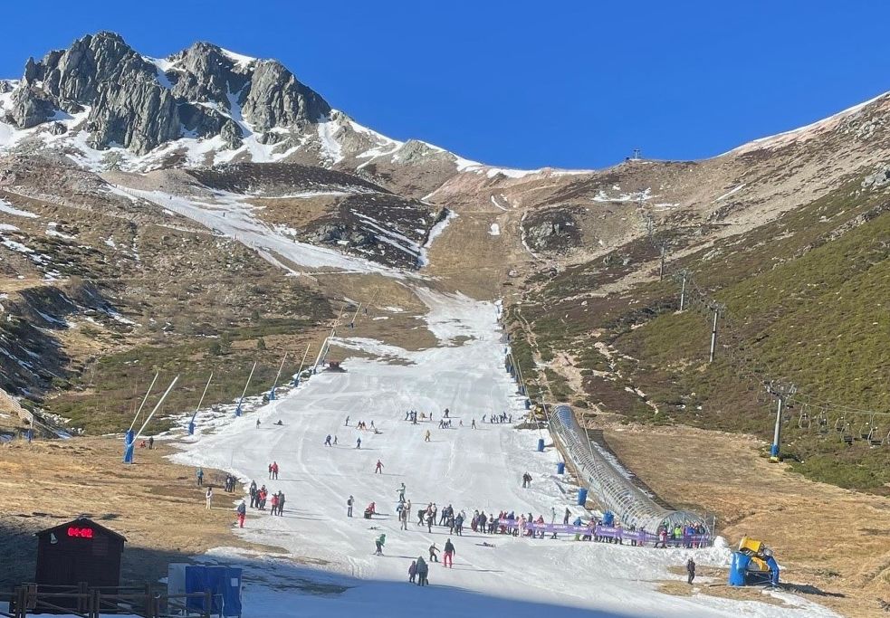 Se ha mantenido abierta una única pista, la de debutantes, con una longitud de 140 metros esquiables. | L.N.C.