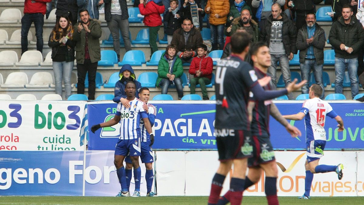 Jugadores de la Deportiva celebran un gol. | CÉSAR SÁNCHEZ
