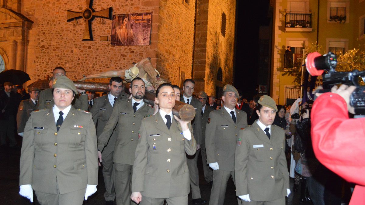 El Cristo de la Esperanza fue portado este domingo por militares. | L.N.C.