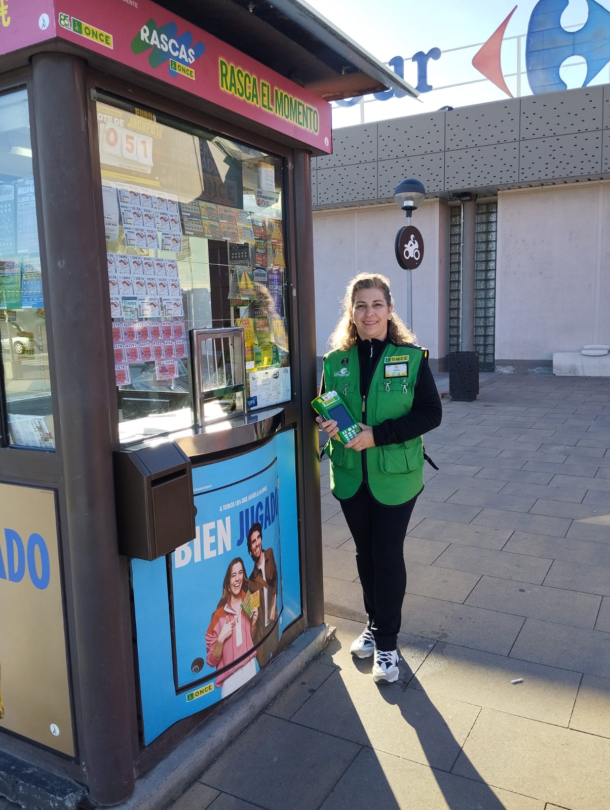 Trabajadora de la Once, Genara García, que ha repartido el cupón premiado en León. |ONCE