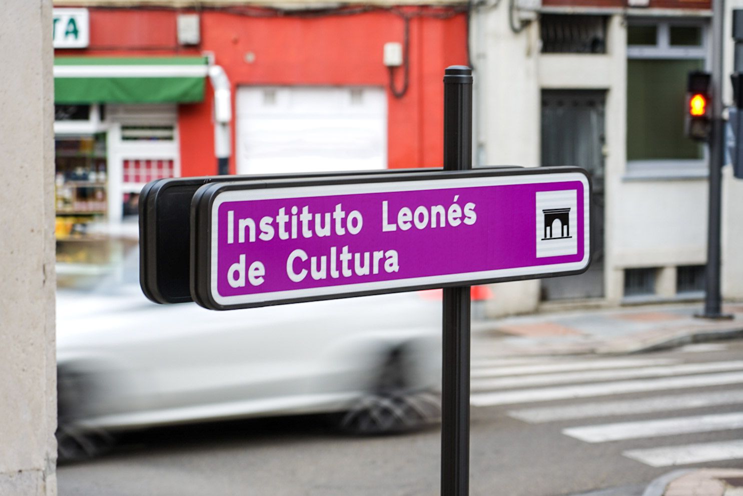Cartel del Instituto Leonés de Cultura, que se erige como vigilante de la identidad leonesa. | L.N.C.