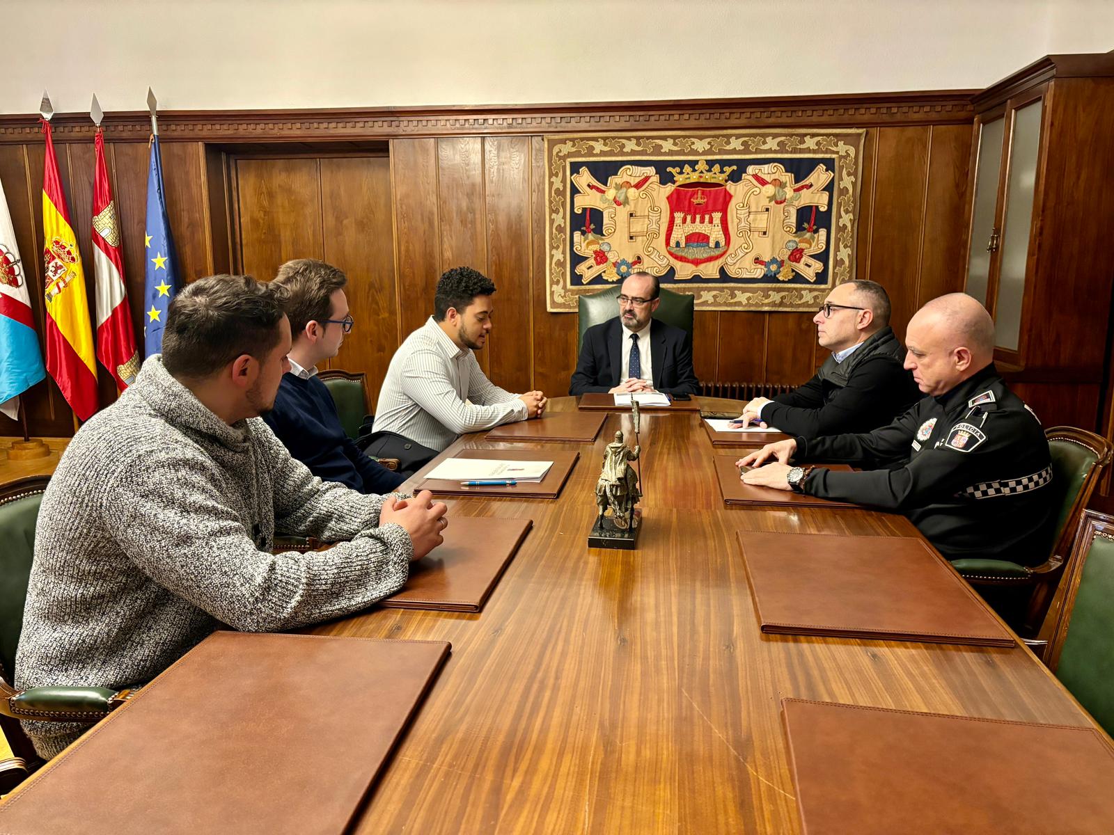Reunión en el Ayuntamiento de Ponferrada con el alcalde de Villafranca.