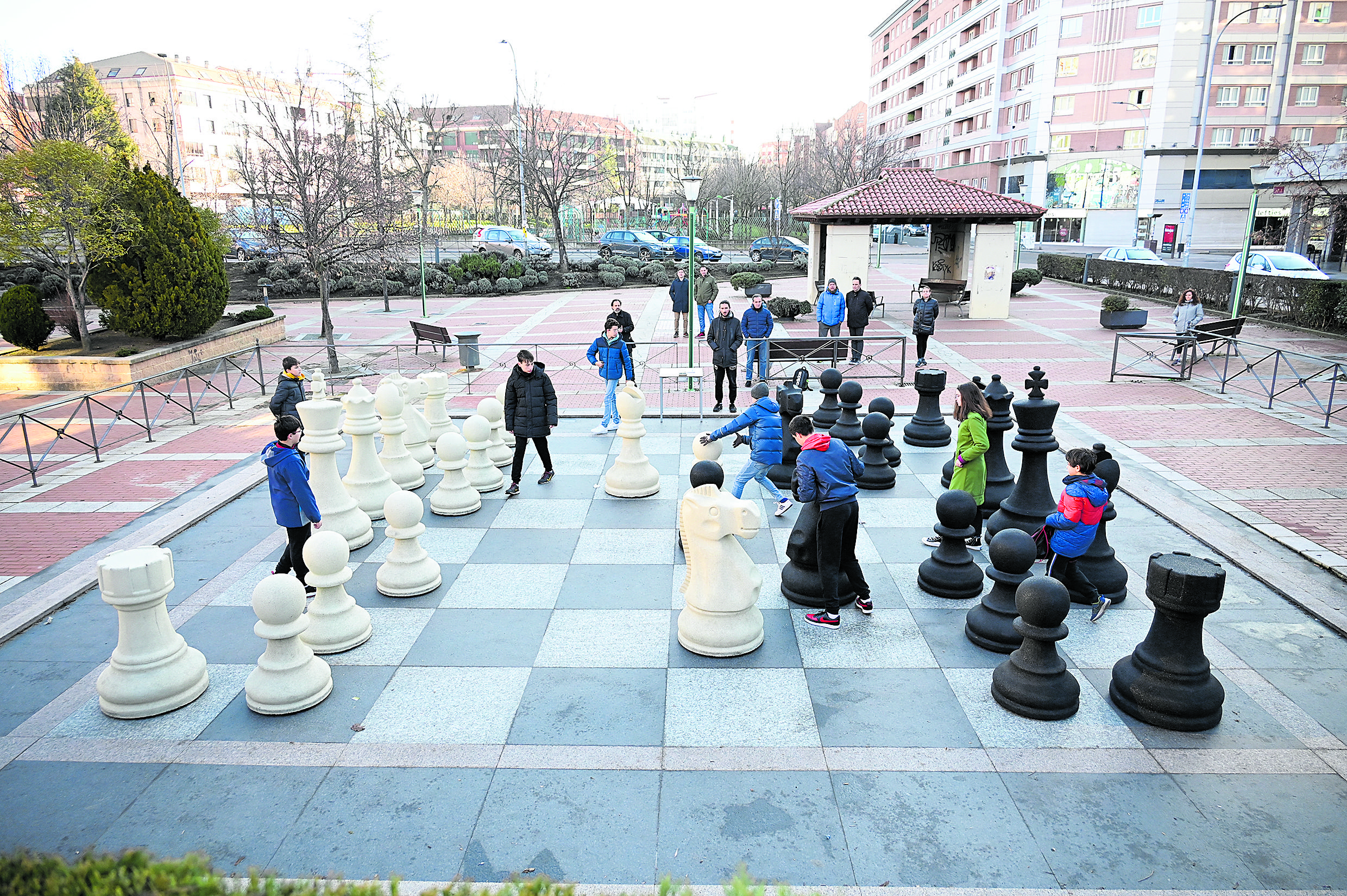 Las partidas de ajedrez con las piezas reutilizadas gigantes, en su primera jornada de competición. | SAÚL ARÉN