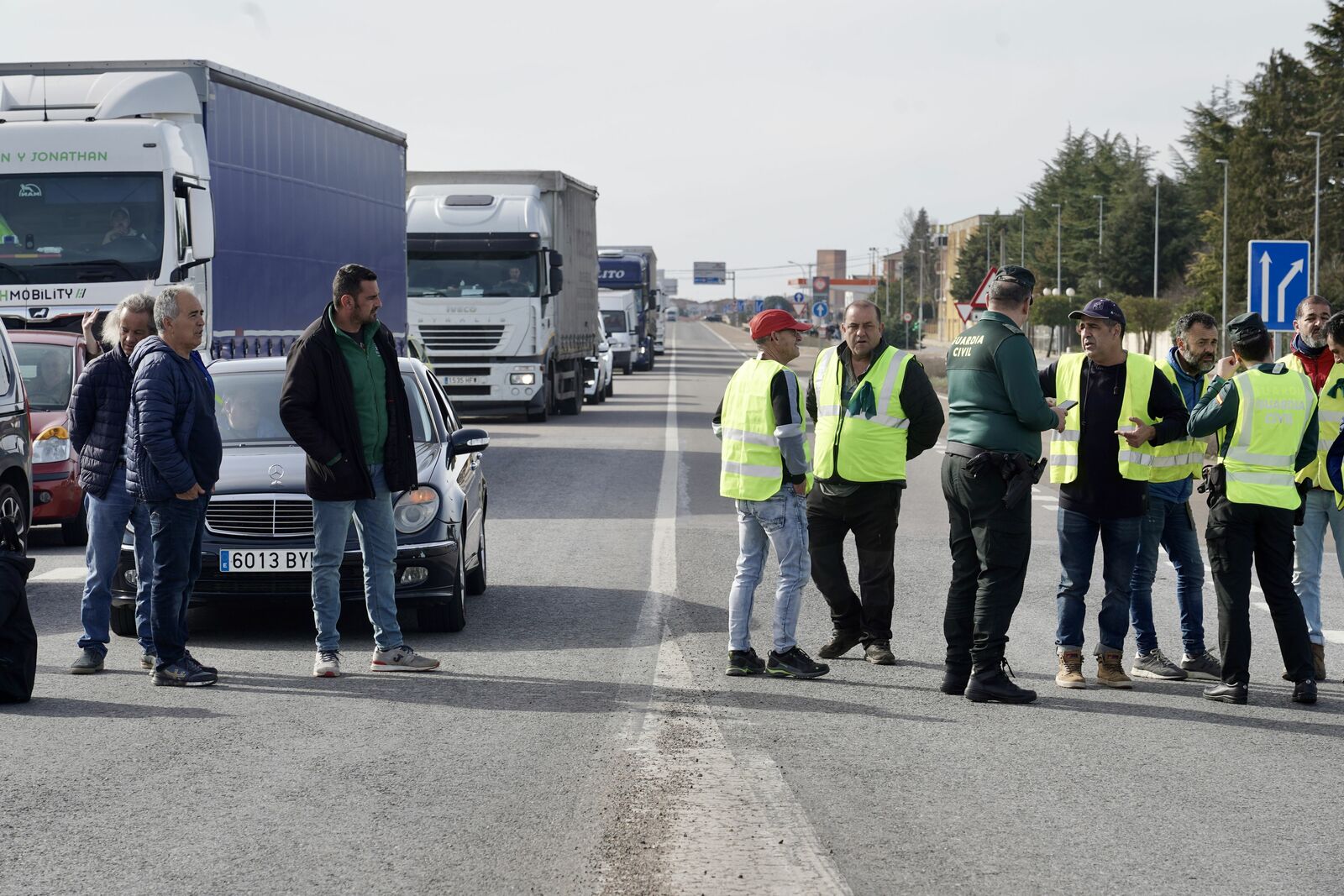 Los agricultores de León bloquean la N-120 en el polígono de Villadangos. | CAMPILLO (ICAL)