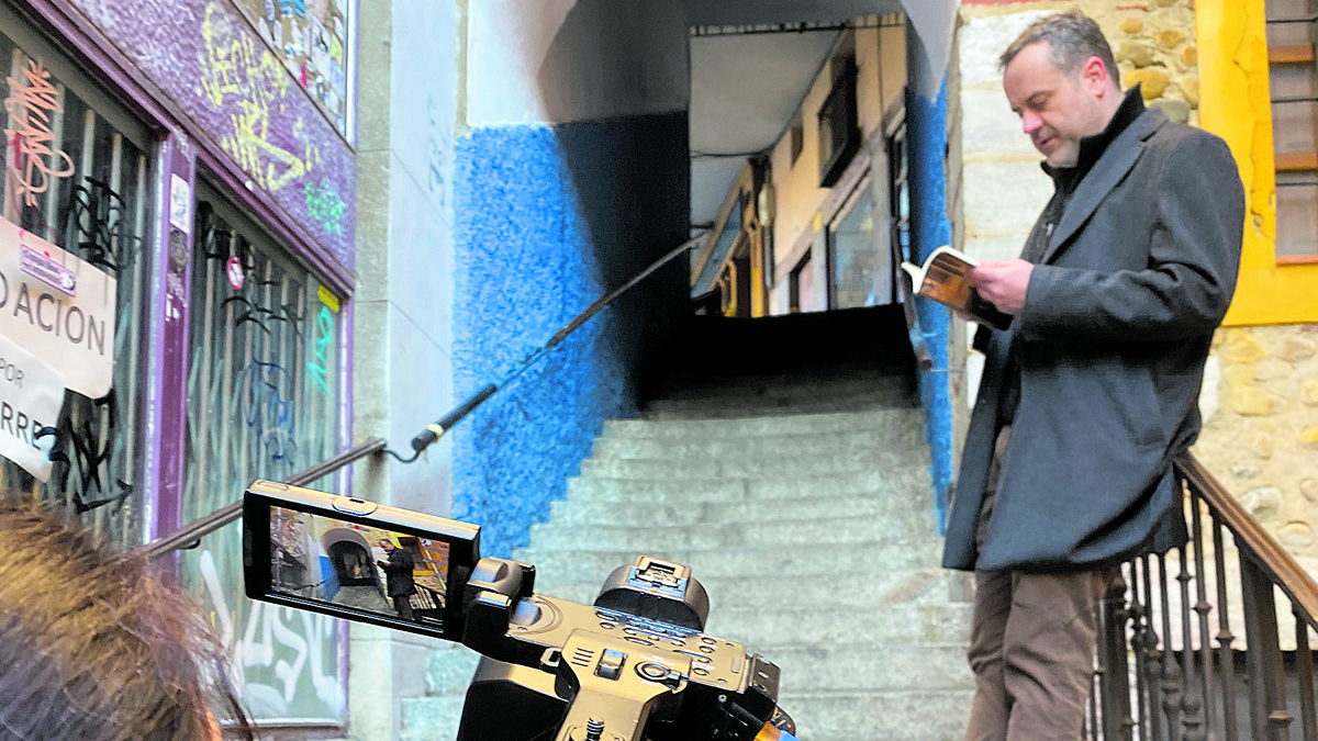El autor del libro ‘León al pie de la letra’ y director de La Nueva Crónica, David Rubio, lee algunos de los pasajes en las escaleras de la Plaza Mayor. | L.N.C.