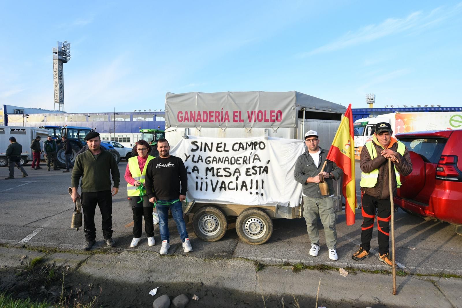 Concentración de tractores frente al Estadio El Toralín. | L.N.C.