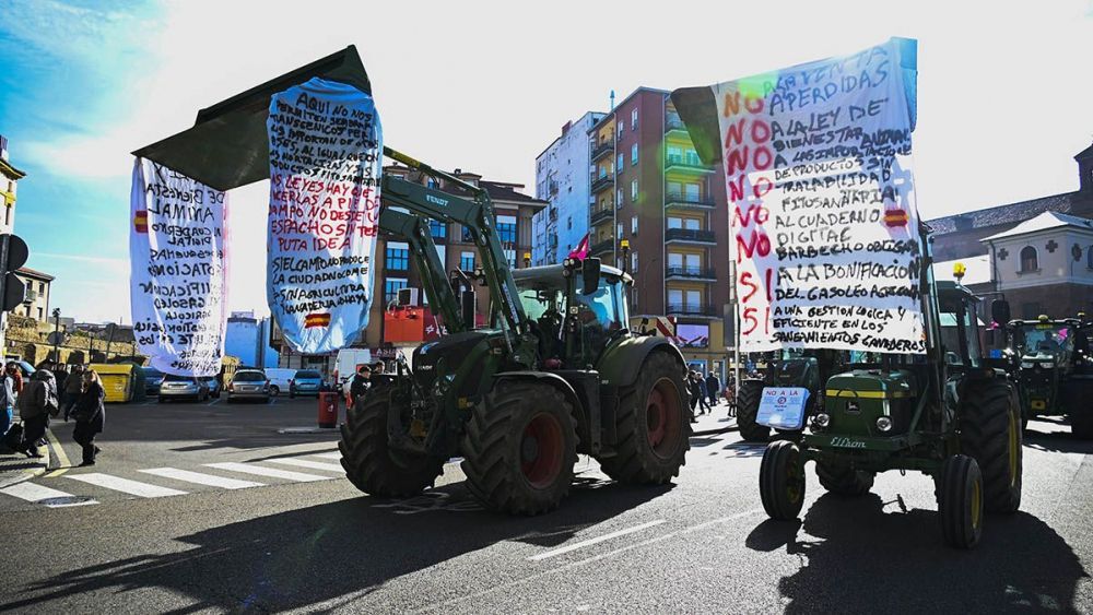 La tractorada cortó el tráfico este viernes. | SAÚL ARÉN