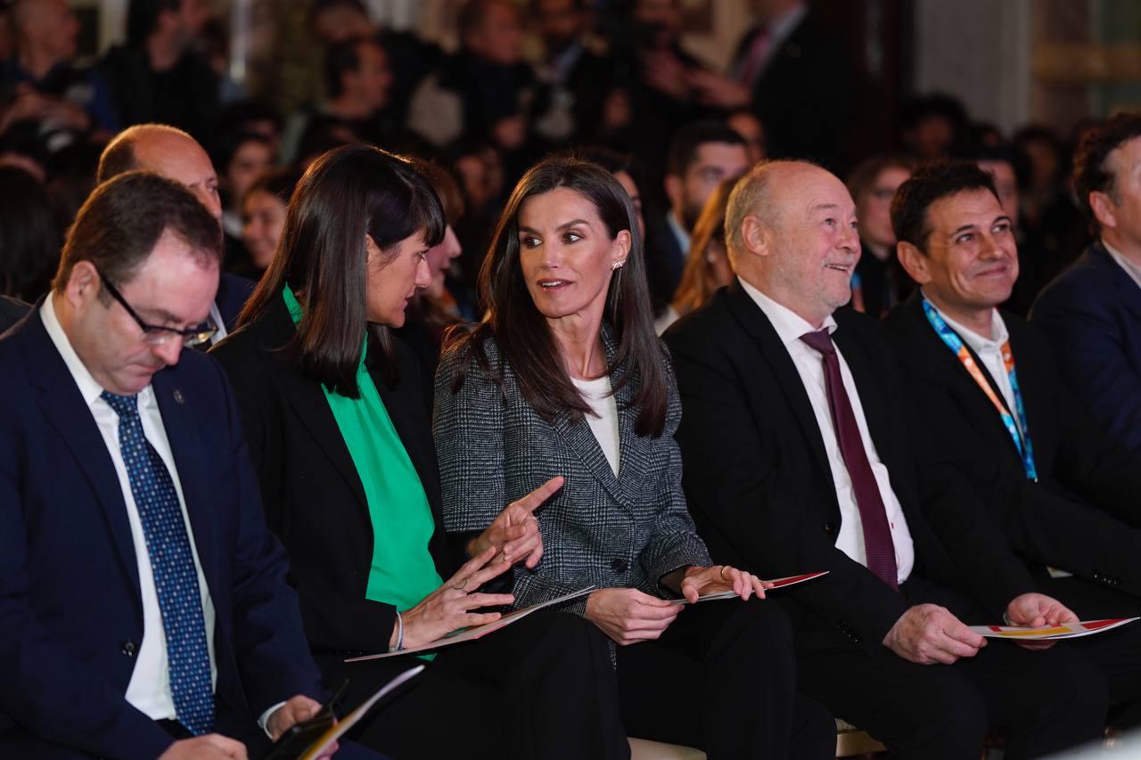 El director del Incibe, Félix Barrio (i) durante el acto junto a la reina. | L.N.C.