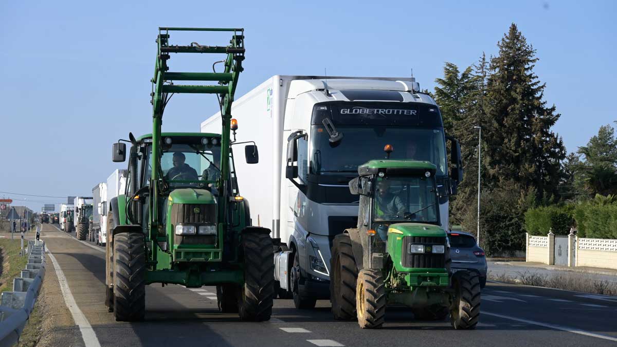 Tractores concentrados en las carreteras de la provincia de León. | MAURICIO PEÑA
