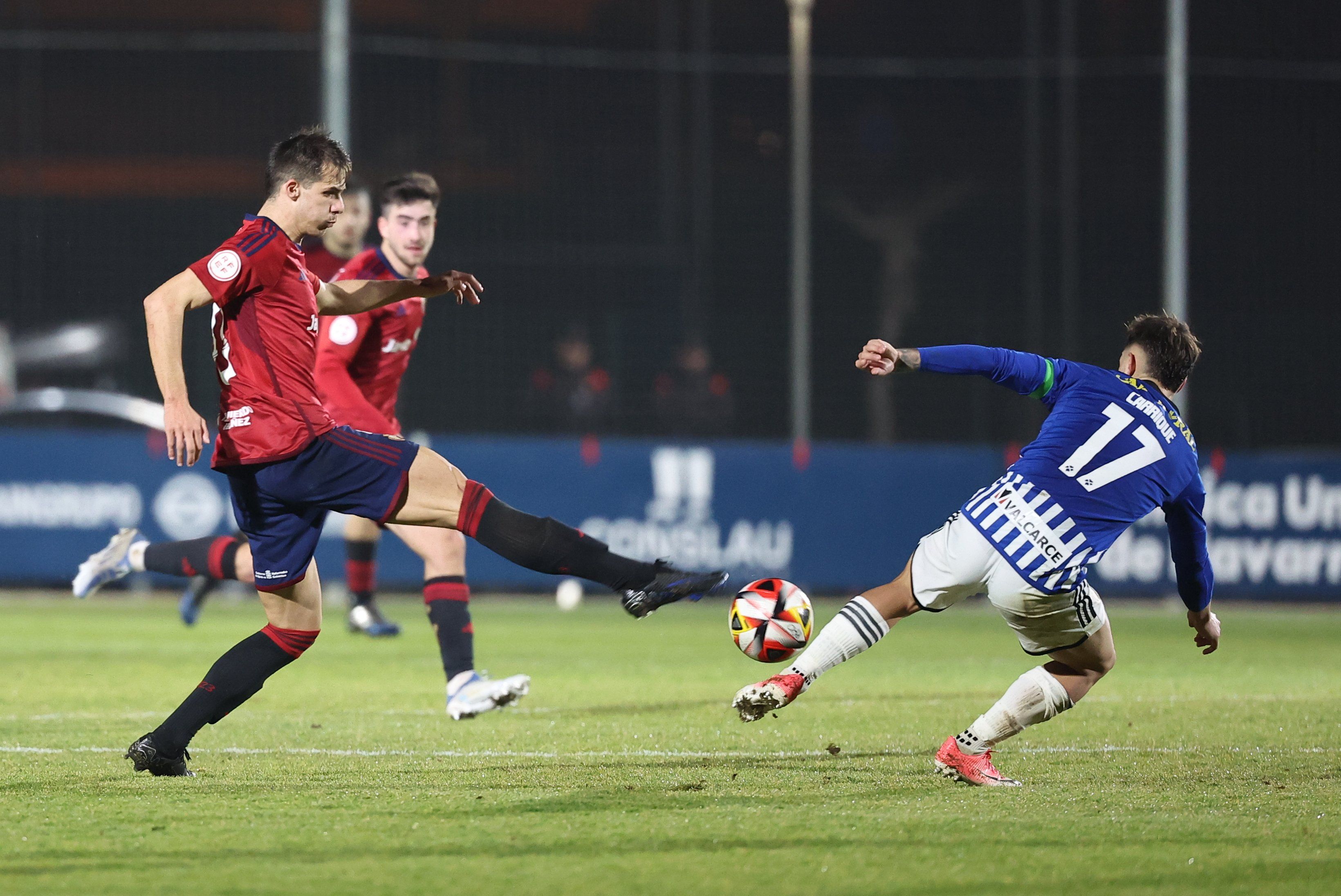 Carrique disputa un balón con Yoldi en el partido ante el Osasuna Promesas | OSASUNA