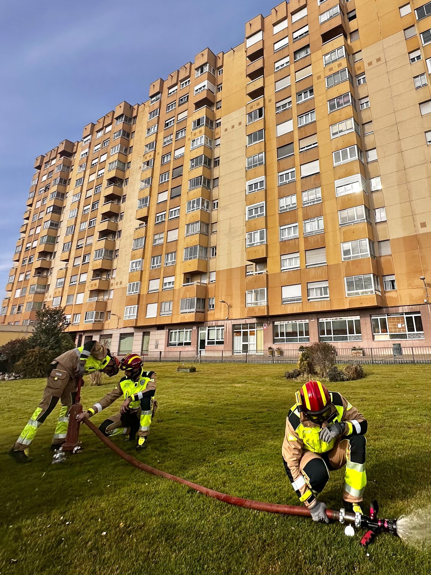 Los bomberos de León revisando una boca de incendios. | L.N.C.