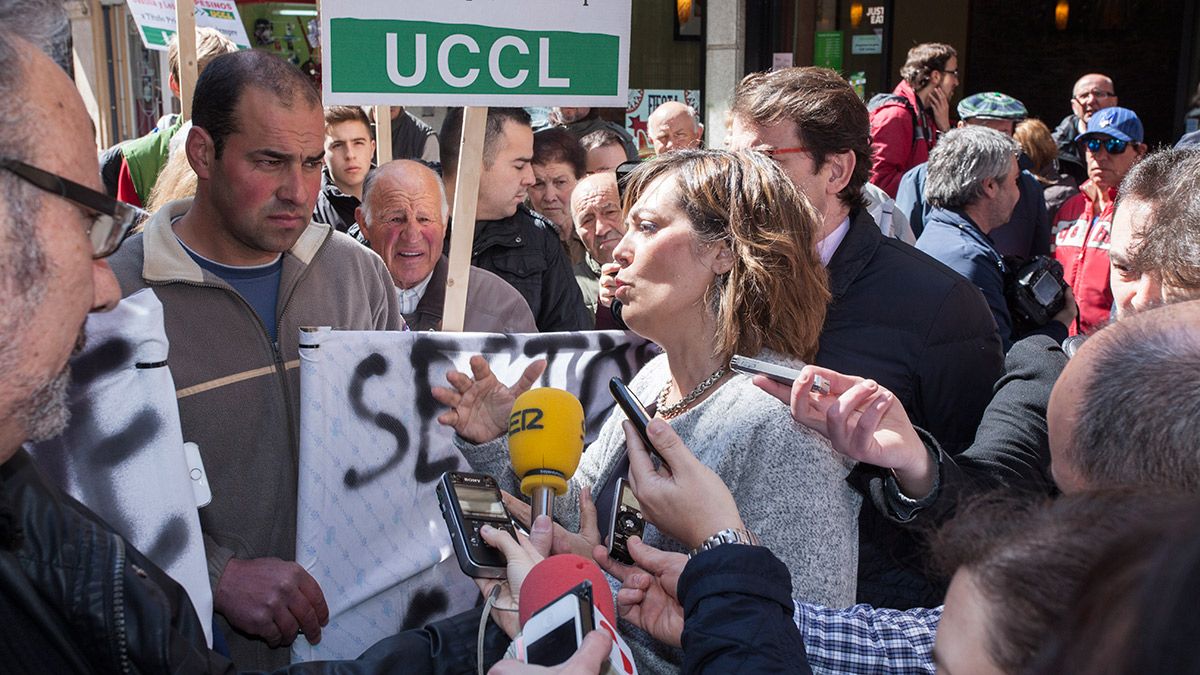 La consejera de Agricultura y Ganadería de la Junta de Castilla y León, Milagros Marcos, con los ganaderos de la Cooperativa Tierra Charra, poco antes de asistir al Foro Agroalimentario '2016’ de La Gaceta de Salamanca. | ICAL