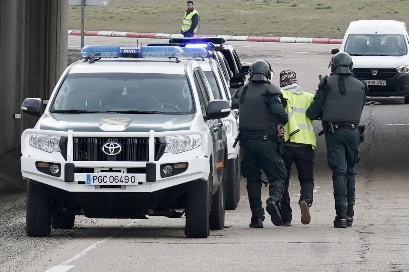Agentes GRS de la Guardia Civil se llevan detenido a un manifestante en la A-6 en La Bañeza. | CAMPILLO (ICAL)