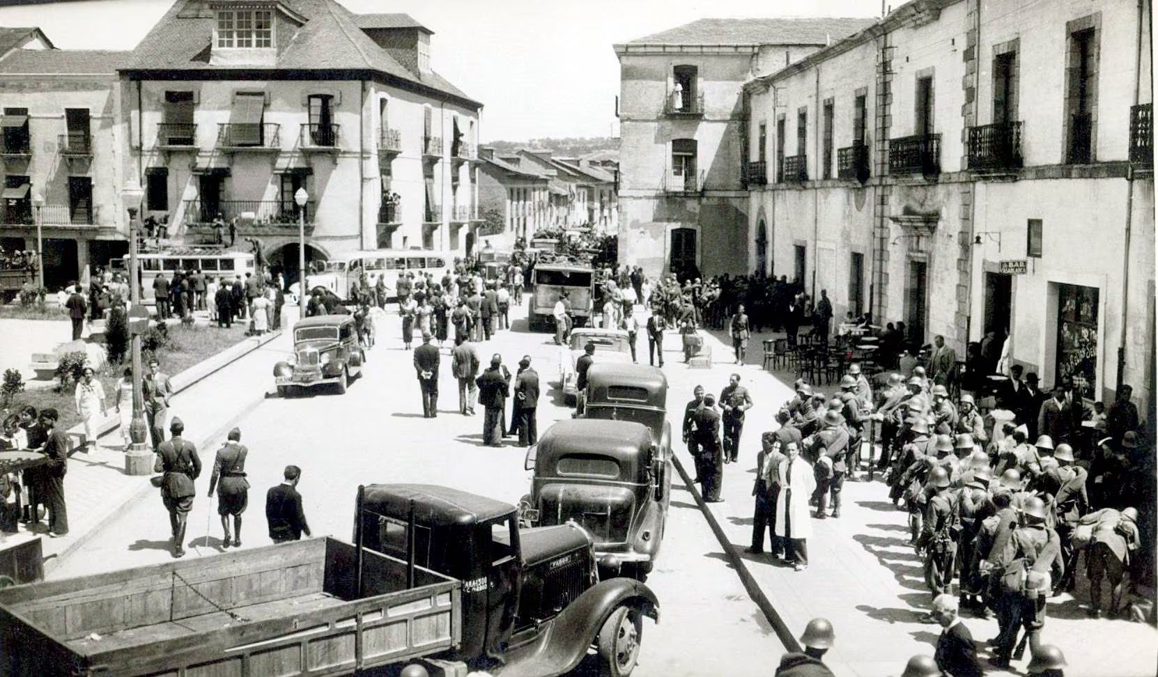 Imagen de la Plaza del Ayuntamiento de Ponferrada el 21 de julio de 1936. | Autor desconocido