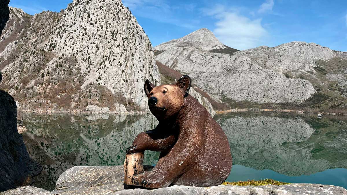 Uno de los dos ‘osos’ que esperan al final de la nueva ruta de Riaño. | L.N.C.