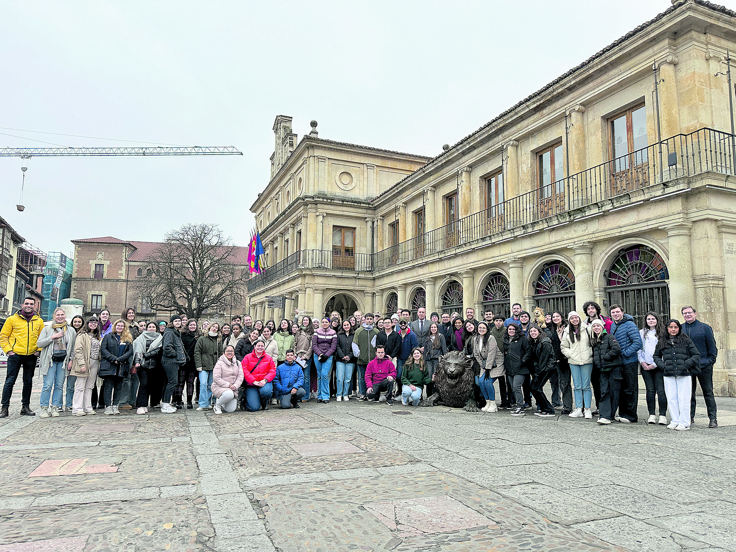 Foto de familia del alcalde de León, José Antonio Diez, con los estudiantes internacionales de la ULE, que fueron recibidos ayer en San Marcelo. | L.N.C.