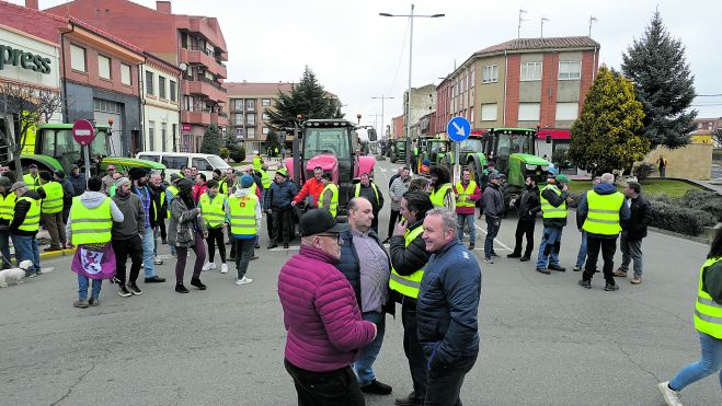 Un instante de la protesta en Santa María del Páramo. | MAURICIO PEÑA Un instante de la protesta en Santa María del Páramo. | MAURICIO PEÑA