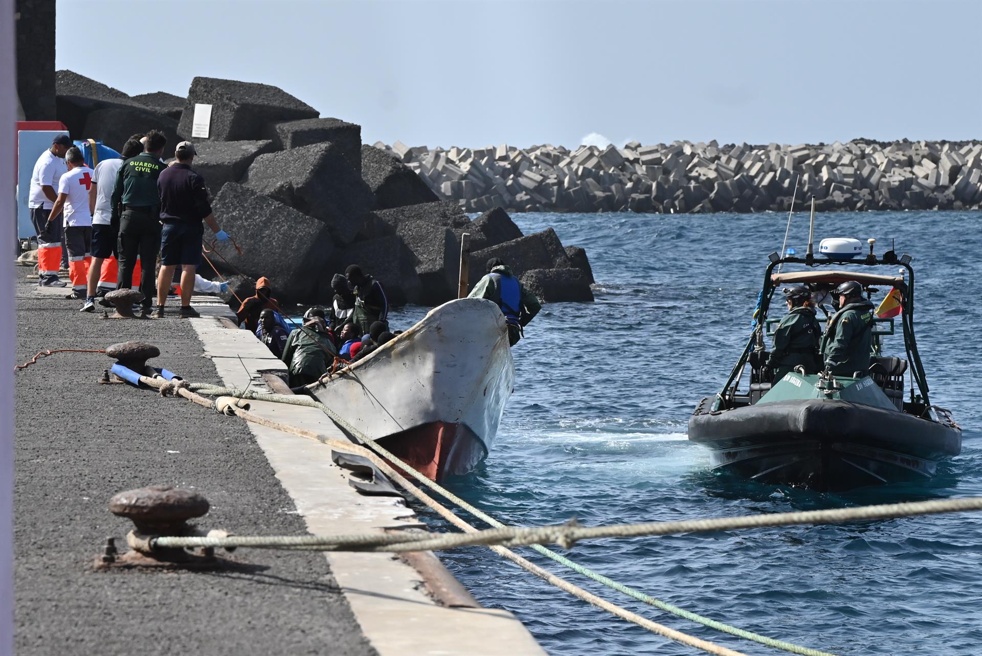 Un cayuco llega al puerto de La Restinga, a 26 de enero de 2024, en El Hierro. | EP