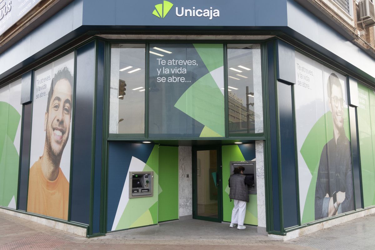 Una sede de Unicaja con el cambio de identidad corporativa. | L.N.C.