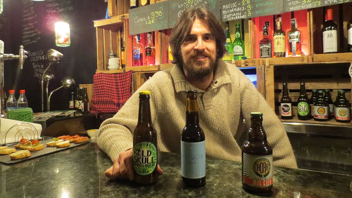 Carlos Huerta, en su local de Ponferrada, Alantre, donde ofrece una importante variedad de cervezas artesanas. Carlos Huerta, en su local de Ponferrada, Alantre, donde ofrece una importante variedad de cervezas artesanas.