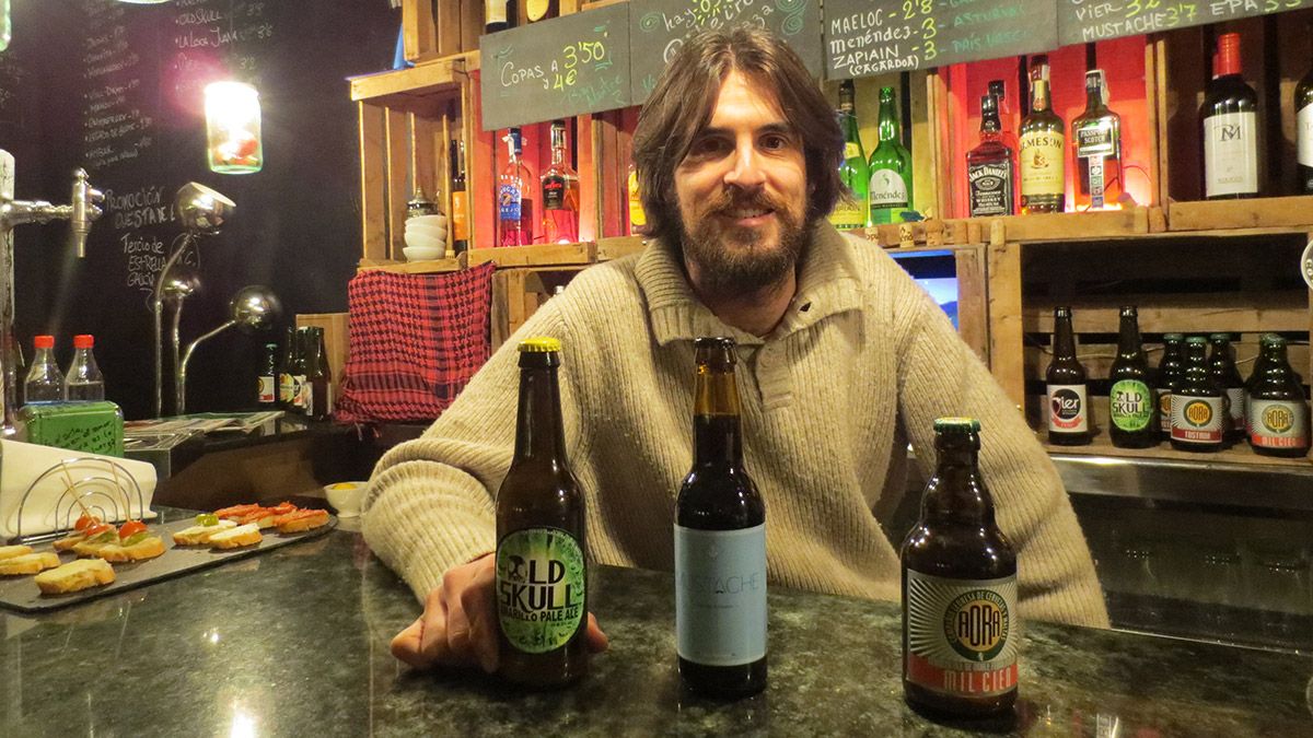 Carlos Huerta, en su local de Ponferrada, Alantre, donde ofrece una importante variedad de cervezas artesanas.